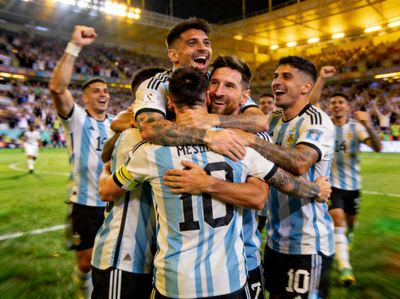 阿根廷国家队球员庆祝进球 - 梅西与队友相拥